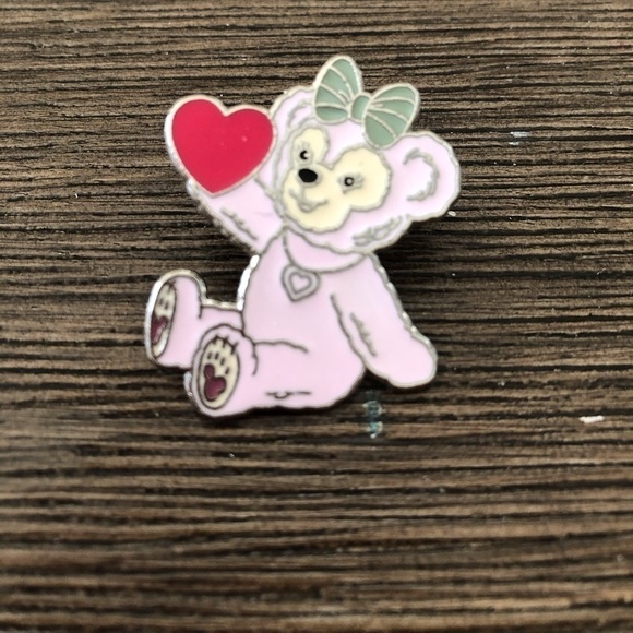 Disney Official Trading Pin: Duffy the pink bear sitting with heart - Picture 1 of 2